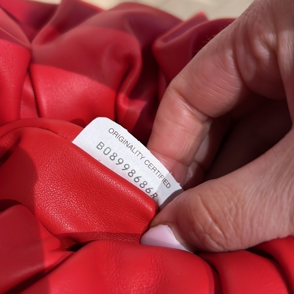 Bottega Veneta | The Medium Shoulder Pouch in Red Leather - Picture 8 of 11